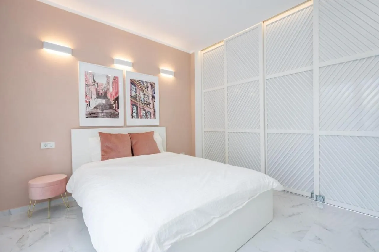 Fantastic City Center Apartment Bucharest